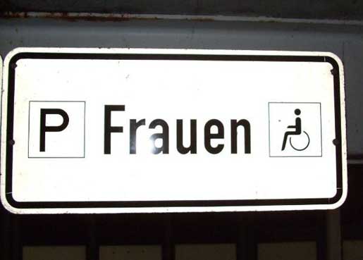 Frauen- und Rollstuhlparkplatz