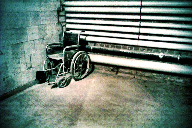 Rollstuhl im Keller