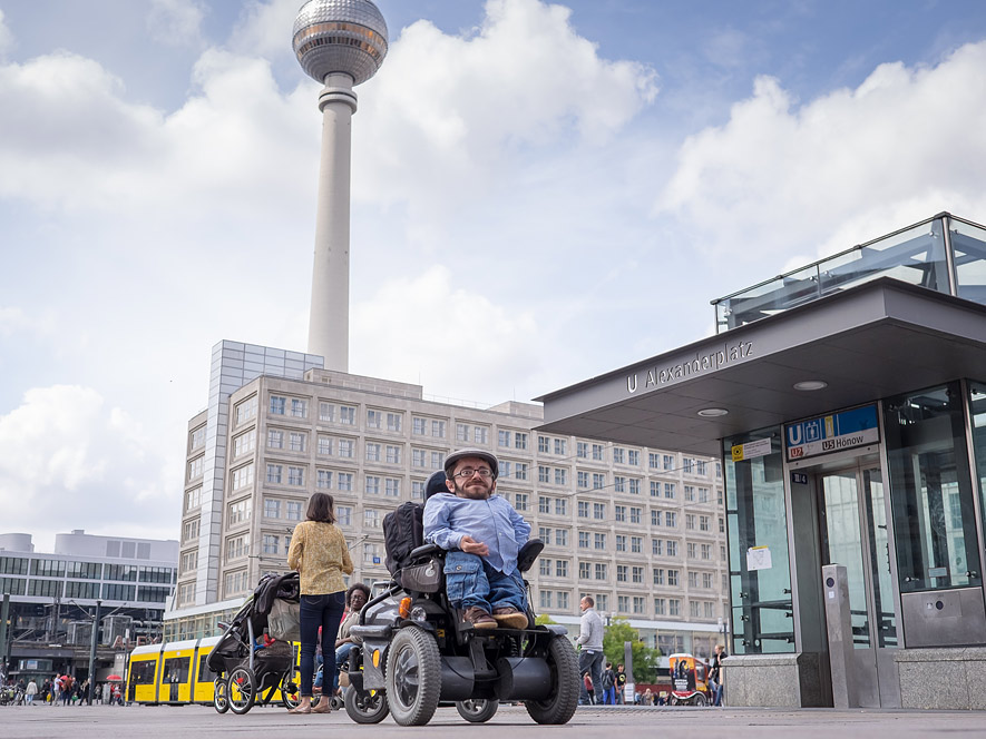 In Berlin ist Raul Krauthausen zu Hause, dank der Einträge bei seiner wheelmap entdeckt auch er immer wieder neue barrierefreie Cafés oder Orte in der Hauptstadt. (Foto: Andi Weiland)