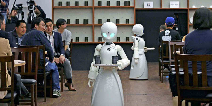 Ein Roboter fährt durch ein Café als Kellner