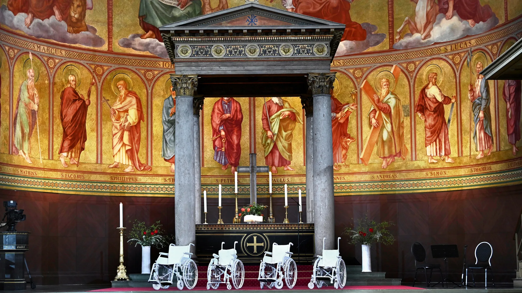 Gewalt gegen Menschen mit Behinderung: Vier weiße, leere Rollstühle symbolisierten beim Gedenkgottesdienst im Mai 2021 die getöteten Menschen des Potsdamer Wohnheims.