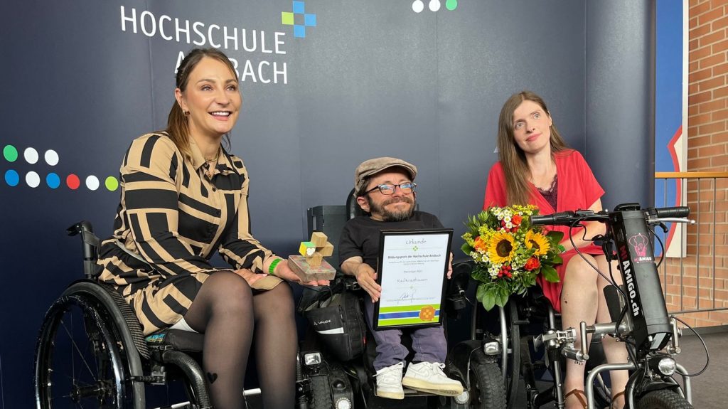 Preisträger Raul Krauthausen zusammen mit den Laudatorinnen Kristina Vogel (l.) und Adina Herrmann.
